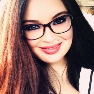 Meet your Posher, Emaleigh